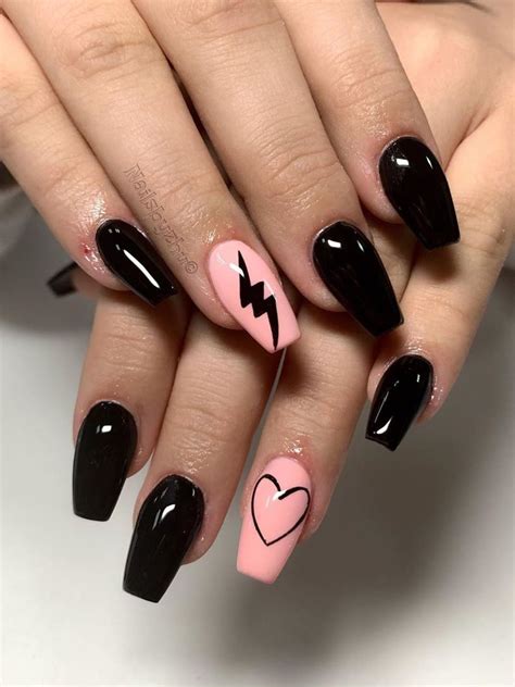 black nails with design simple.